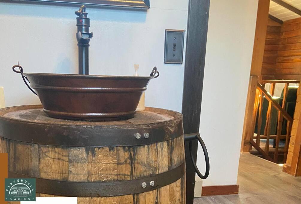Cozy Cabin With Hottub At Cloverdale Cabins 欣克利 外观 照片
