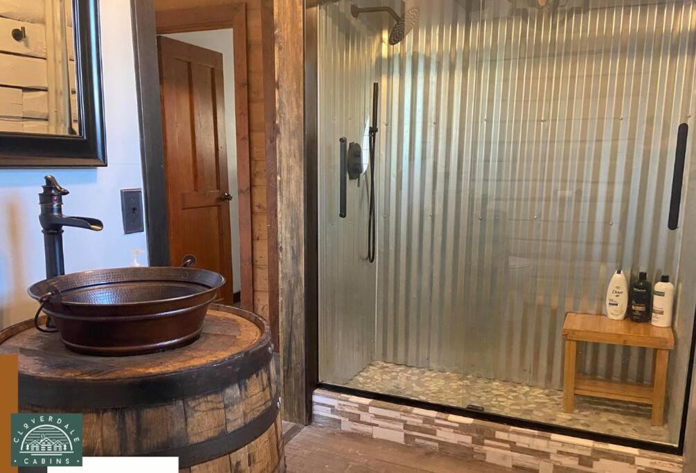 Cozy Cabin With Hottub At Cloverdale Cabins 欣克利 外观 照片