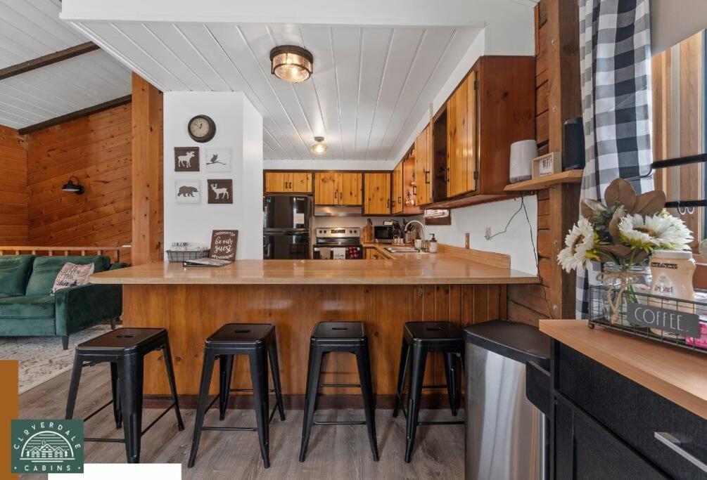 Cozy Cabin With Hottub At Cloverdale Cabins 欣克利 外观 照片