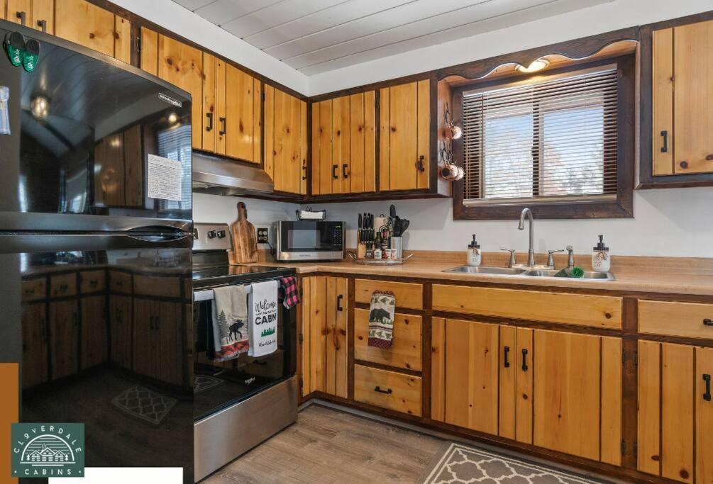 Cozy Cabin With Hottub At Cloverdale Cabins 欣克利 外观 照片