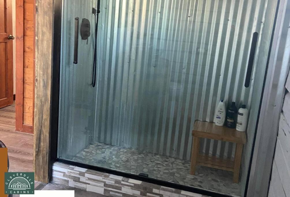 Cozy Cabin With Hottub At Cloverdale Cabins 欣克利 外观 照片