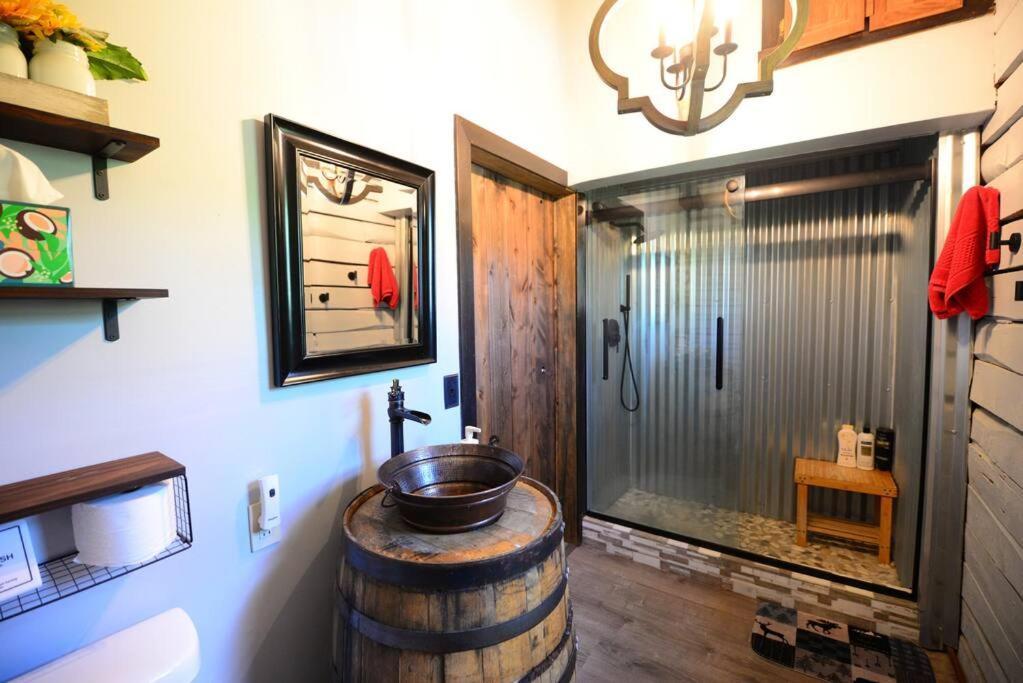 Cozy Cabin With Hottub At Cloverdale Cabins 欣克利 外观 照片