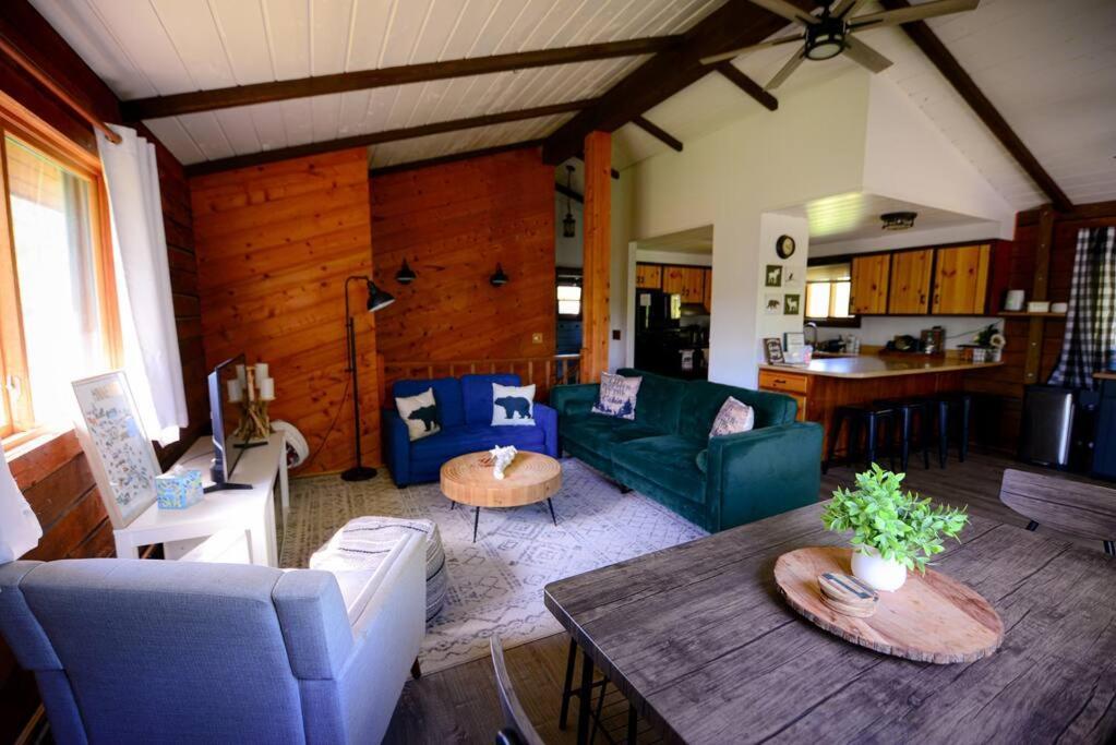 Cozy Cabin With Hottub At Cloverdale Cabins 欣克利 外观 照片