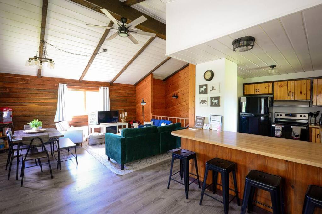 Cozy Cabin With Hottub At Cloverdale Cabins 欣克利 外观 照片